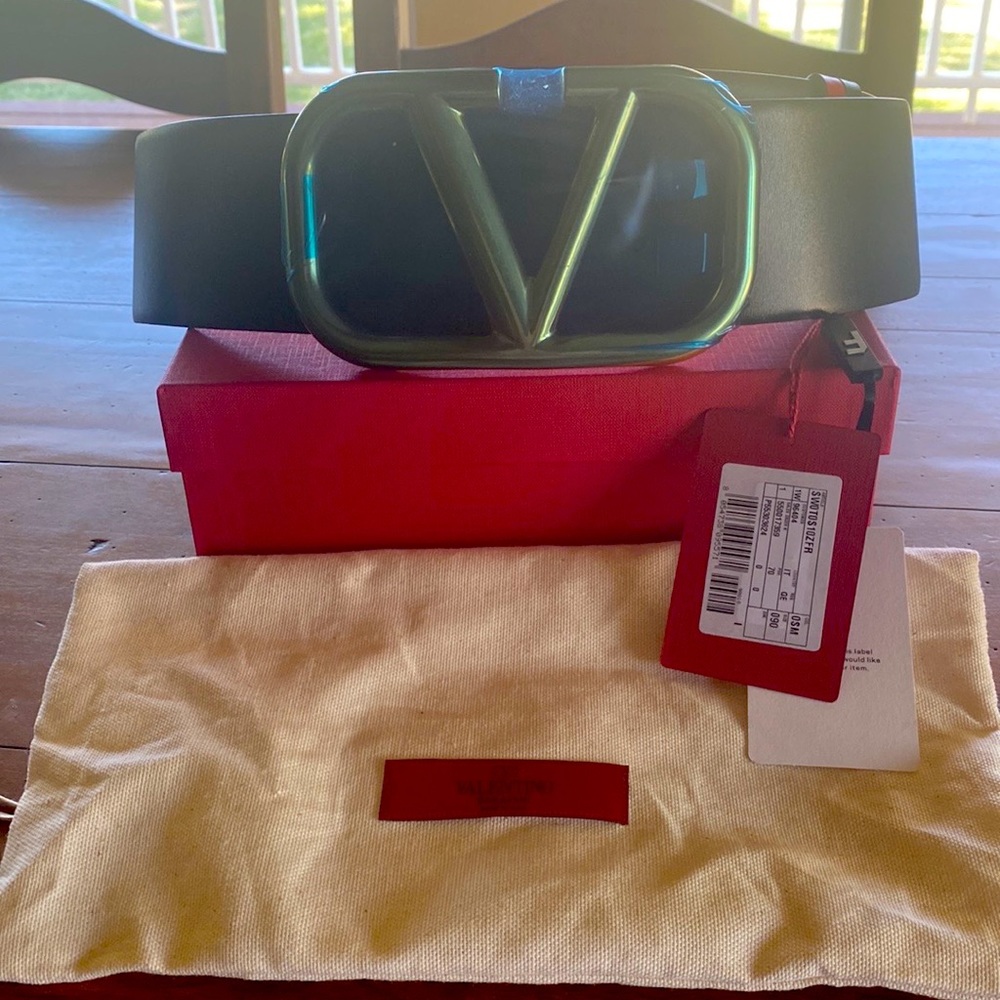 Woman’s Valentino belt (new/ never worn) size 90 black and red. Reversible.